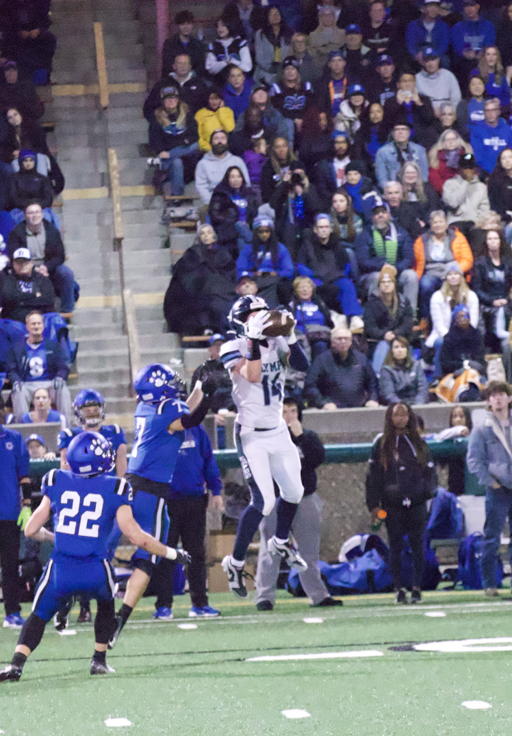 wide receiver Harper Hejtmanek catches a 30-yard ball from quarterback Cameron Downing.